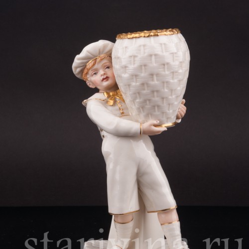 Статуэтка из фарфора Мальчик в берете с корзиной, Royal Worcester, Великобритания, 1881 г.