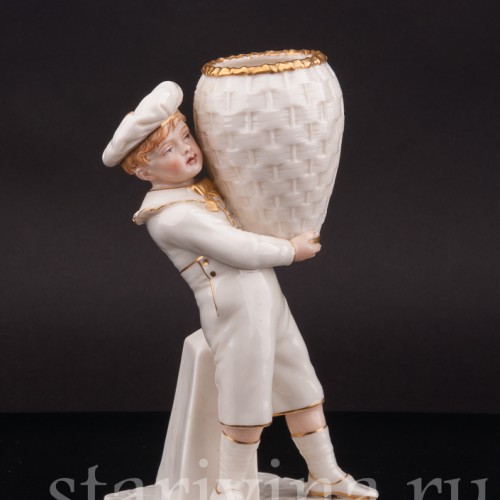 Статуэтка из фарфора Мальчик в берете с корзиной, Royal Worcester, Великобритания, 1881 г.