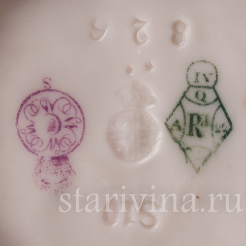 Статуэтка из фарфора Мальчик в берете с корзиной, Royal Worcester, Великобритания, 1881 г.