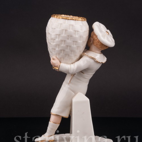 Статуэтка из фарфора Мальчик в берете с корзиной, Royal Worcester, Великобритания, 1881 г.