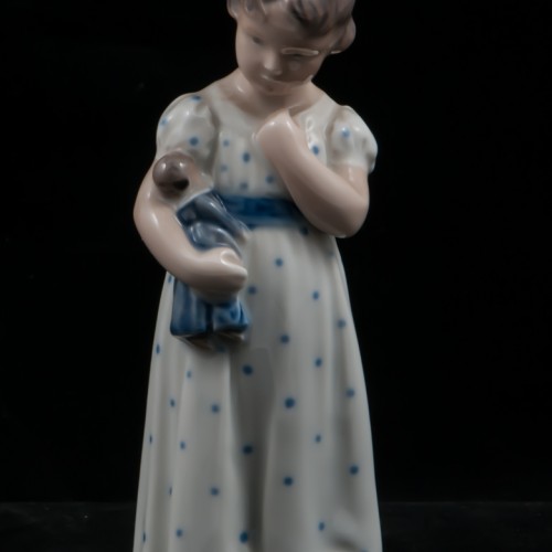Девочка с куклой, Royal Copenhagen, Дания