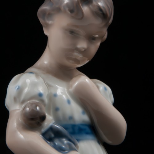 Девочка с куклой, Royal Copenhagen, Дания