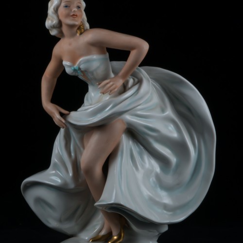 Танцующая девушка с развевающейся юбкой, Unterweissbach, Германия, 1960 гг