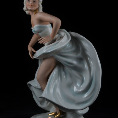 Танцующая девушка с развевающейся юбкой, Unterweissbach, Германия, 1960 гг