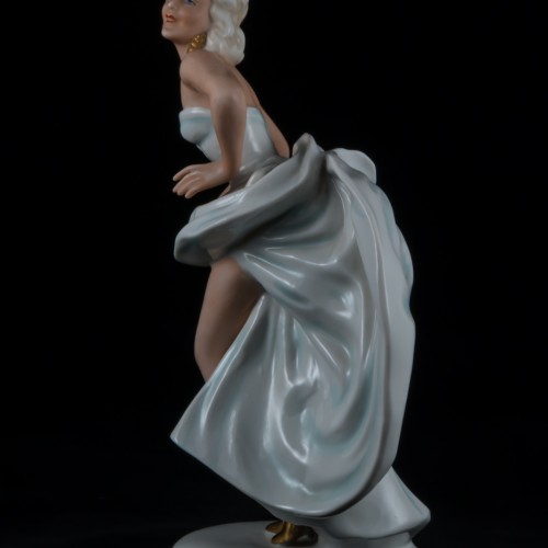 Танцующая девушка с развевающейся юбкой, Unterweissbach, Германия, 1960 гг