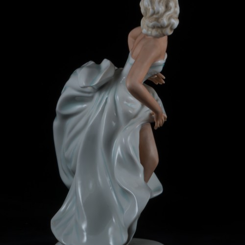 Танцующая девушка с развевающейся юбкой, Unterweissbach, Германия, 1960 гг