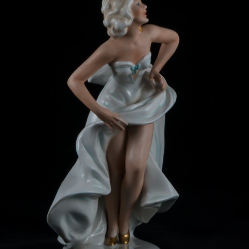 Танцующая девушка с развевающейся юбкой, Unterweissbach, Германия, 1960 гг