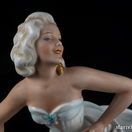 Танцующая девушка с развевающейся юбкой, Unterweissbach, Германия, 1960 гг