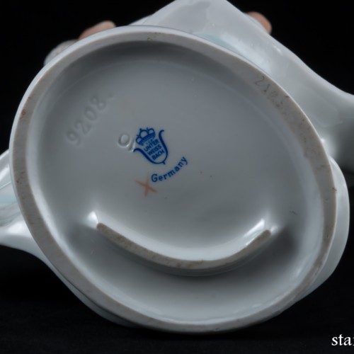 Танцующая девушка с развевающейся юбкой, Unterweissbach, Германия, 1960 гг