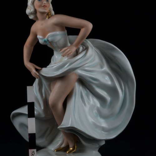 Танцующая девушка с развевающейся юбкой, Unterweissbach, Германия, 1960 гг