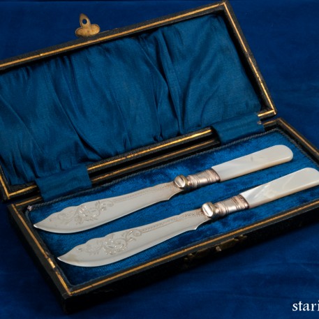 Набор из двух ножей для масла в кофре, Англия, 1900-10 гг