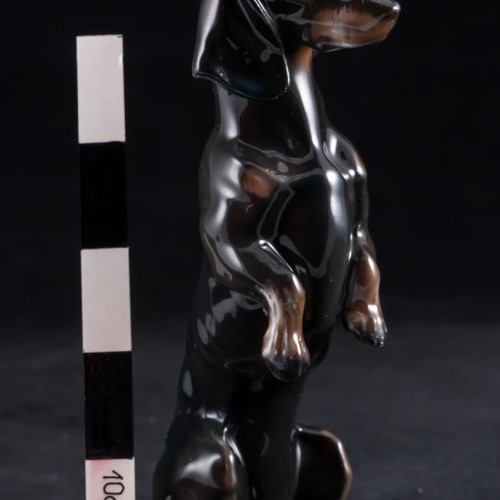 Черная такса, стоящая на задних лапах, миниатюра, Rosenthal, Германия, сер. 20 в