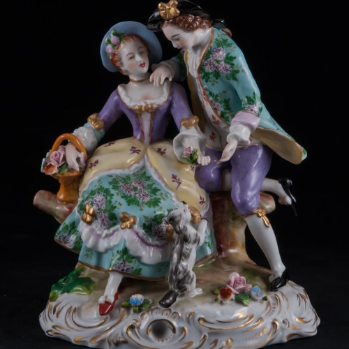 Пара, играющая с собачкой, Sitzendorf, Германия, после 1951 г