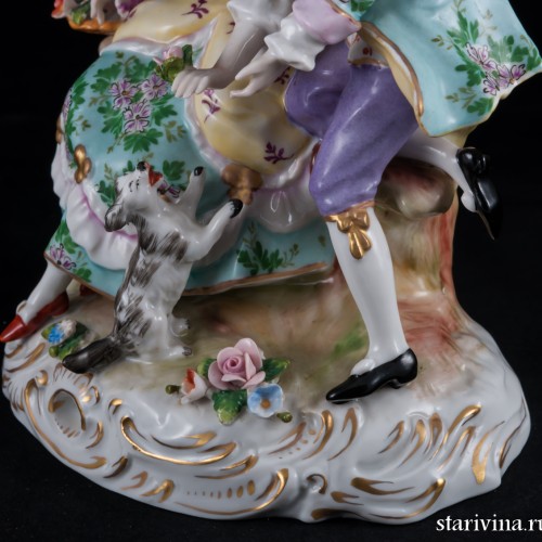 Пара, играющая с собачкой, Sitzendorf, Германия, после 1951 г