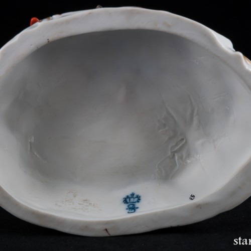 Пара, играющая с собачкой, Sitzendorf, Германия, после 1951 г