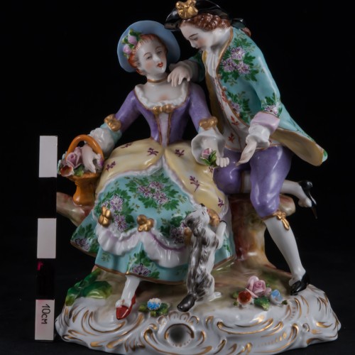 Пара, играющая с собачкой, Sitzendorf, Германия, после 1951 г