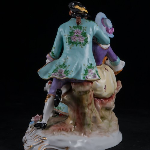 Пара, играющая с собачкой, Sitzendorf, Германия, после 1951 г