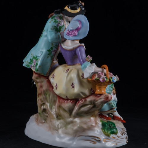 Пара, играющая с собачкой, Sitzendorf, Германия, после 1951 г