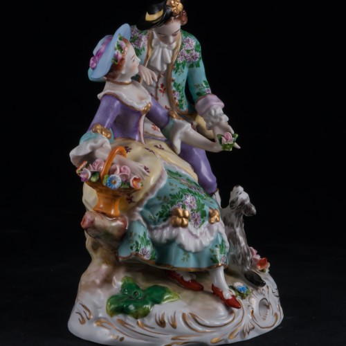 Пара, играющая с собачкой, Sitzendorf, Германия, после 1951 г