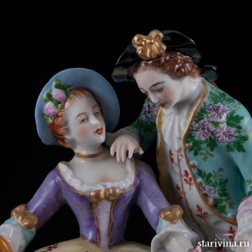 Пара, играющая с собачкой, Sitzendorf, Германия, после 1951 г