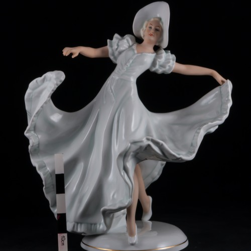 Дама в длинном платье и широкополой шляпе, Schaubach Kunst, Германия, 1953-62 гг