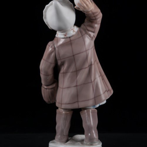 Девочка, играющая в снежки, Dahl Jensen, Дания