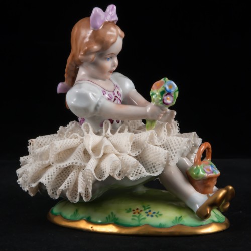 Сидящая девочка с букетом цветов, Sitzendorf, Германия, 1950-70 гг