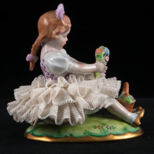 Сидящая девочка с букетом цветов, Sitzendorf, Германия, 1950-70 гг