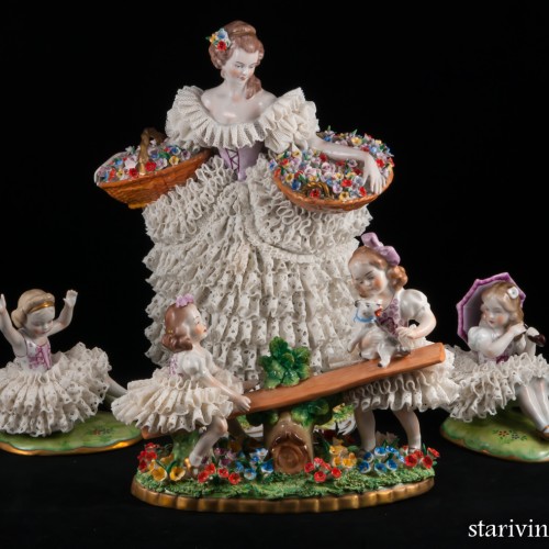 Сидящая девочка с букетом цветов, Sitzendorf, Германия, 1950-70 гг