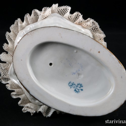 Сидящая девочка с букетом цветов, Sitzendorf, Германия, 1950-70 гг