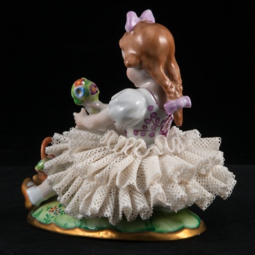 Сидящая девочка с букетом цветов, Sitzendorf, Германия, 1950-70 гг