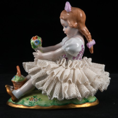 Сидящая девочка с букетом цветов, Sitzendorf, Германия, 1950-70 гг