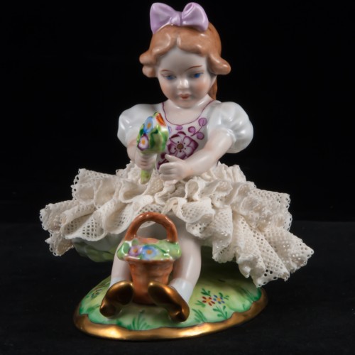 Сидящая девочка с букетом цветов, Sitzendorf, Германия, 1950-70 гг