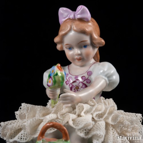 Сидящая девочка с букетом цветов, Sitzendorf, Германия, 1950-70 гг