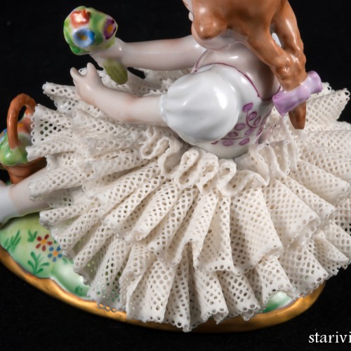 Сидящая девочка с букетом цветов, Sitzendorf, Германия, 1950-70 гг