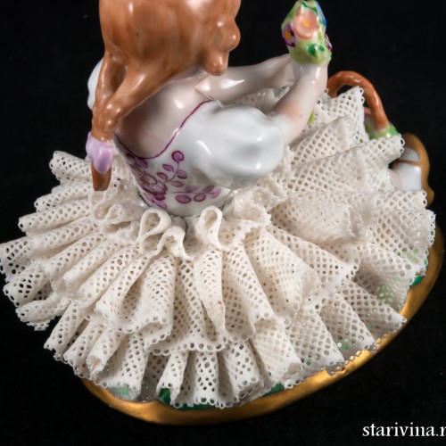 Сидящая девочка с букетом цветов, Sitzendorf, Германия, 1950-70 гг