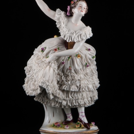 Старинная статуэтка балерины с поднятой рукой, кружевная, Volkstedt, Германия, до 1935 г