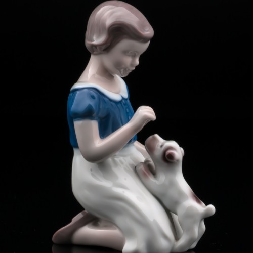 Девочка, играющая со щенком, Bing & Grondahl, Дания, 1970 гг