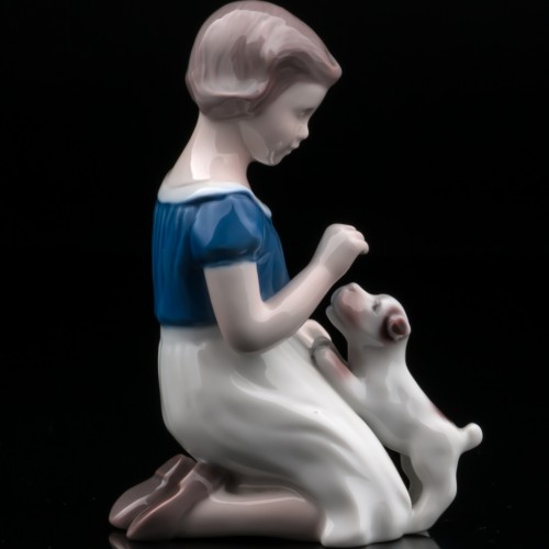 Девочка, играющая со щенком, Bing & Grondahl, Дания, 1970 гг