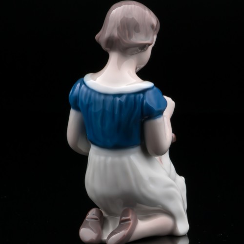 Девочка, играющая со щенком, Bing & Grondahl, Дания, 1970 гг