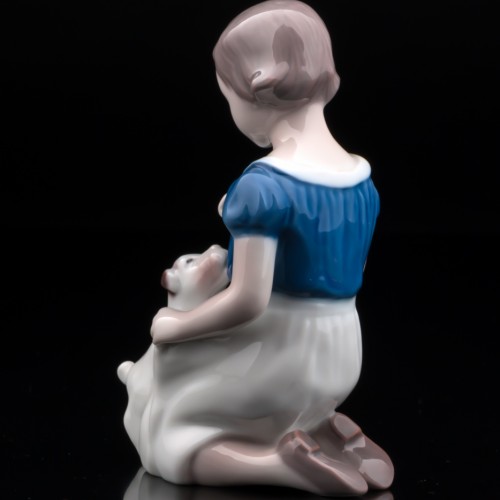 Девочка, играющая со щенком, Bing & Grondahl, Дания, 1970 гг