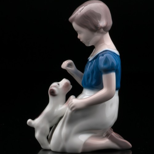 Девочка, играющая со щенком, Bing & Grondahl, Дания, 1970 гг