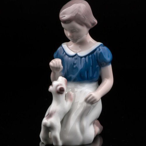 Девочка, играющая со щенком, Bing & Grondahl, Дания, 1970 гг