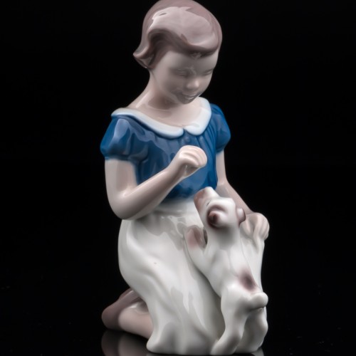 Девочка, играющая со щенком, Bing & Grondahl, Дания, 1970 гг