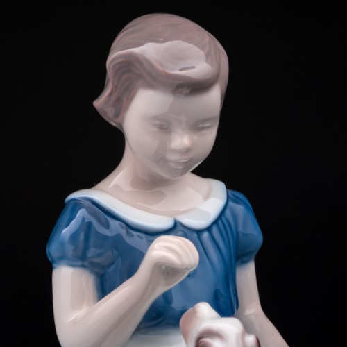 Девочка, играющая со щенком, Bing & Grondahl, Дания, 1970 гг