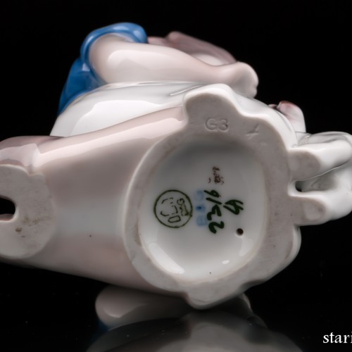 Девочка, играющая со щенком, Bing & Grondahl, Дания, 1970 гг