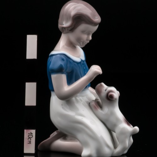 Девочка, играющая со щенком, Bing & Grondahl, Дания, 1970 гг