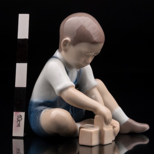 Мальчик, играющий в кубики, Bing & Grondahl, Дания, 1960 гг