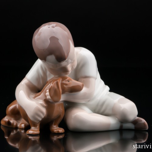 Мальчик, обнимающий таксу, Bing & Grondahl, Дания, 1970 гг