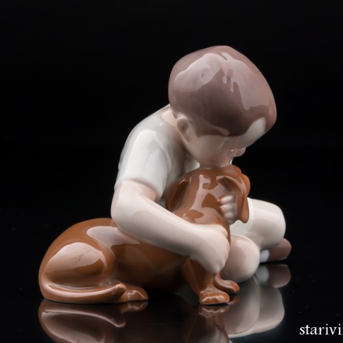 Мальчик, обнимающий таксу, Bing & Grondahl, Дания, 1970 гг